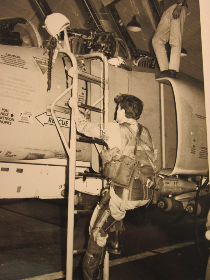 An Israeli pilot, Shimshon Rozen, climbing into a McDonnell Douglas F-4E Phantom II during the Yom Kippur War. (Public Domain)